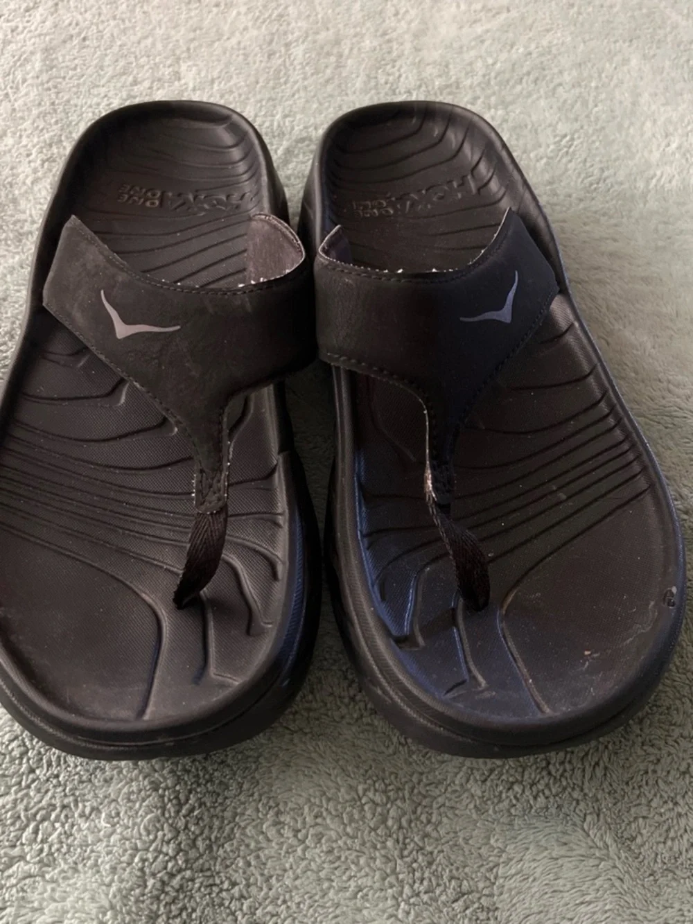 Hoka One One Men's 9 women’s 11 Black Flip Flop Sandals